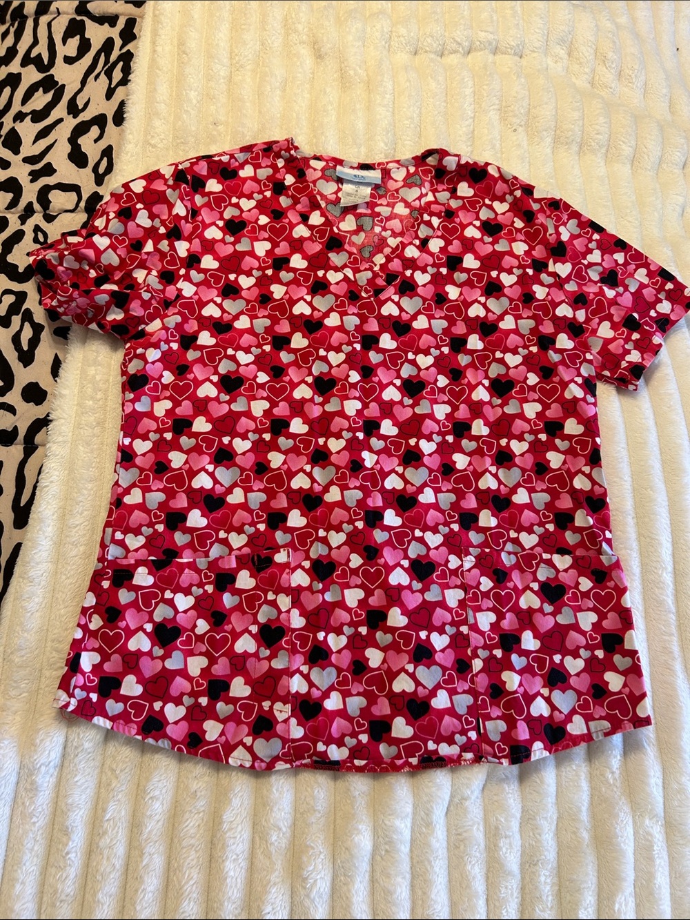 Women's Red Heart Print V-Neck Scrub Top